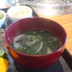 Yakiniku Horumon Hamazou - わかめと玉ねぎのスープ