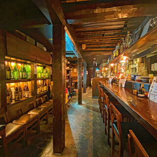 レトロな大衆酒場。落ち着いた店内。
