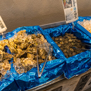 活贝命的老字号水产公司从全国各地收集的贝类无限畅食