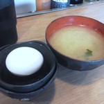 伝説のすた丼屋 - 付属の卵と味噌汁
