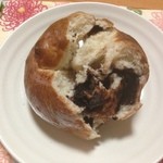 ウスキングベーグル - チョコ、割ってみた。