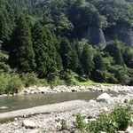 日登美山荘 - 店のすぐ近くには愛知川