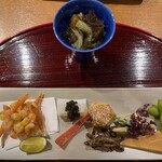 おかもと - 八寸：とうもろこしと桜エビのかきあげ。あおりいかとキャビア。飛鳥の蘇。ごりの生姜煮。明太子の炙り。長いも田楽。宮古島の茶豆。ナスともずくの酢の物