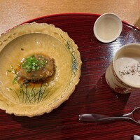おかもと - 牛すじ、百合根、きくらげの飛龍頭をおかきで衣揚げした後、さらに蒸して供された。山椒の実と芽ネギを添えて。白魚と空豆の茶碗蒸し　とらふぐ白子ソースがけ