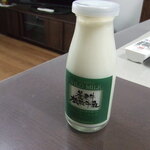 山本牛乳店 - なかなか高級な牛乳です。