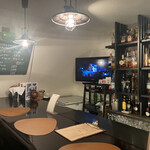 バー リーファー - 店内　沢山のお酒が並んでました。