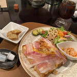 バー リーファー - あっポテト忘れてました〜(^^;;って可愛らしいママさん。ドリンク一緒に出してもらいました。