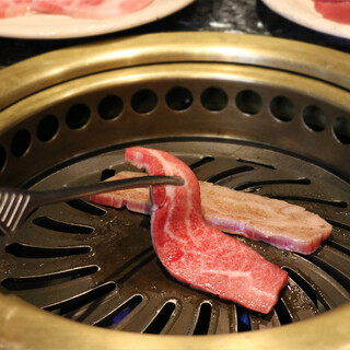 《Two-color hotpot》《Yakiniku (Grilled meat)》. Enjoy Kobe beef to the fullest with a variety of courses
