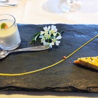 シェヌー - 先付け　野菜のキッシュとホワイトアスパラのムース　カレーソース添え