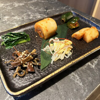 北新地焼肉 きらく - キムチとナムルの盛り合わせ