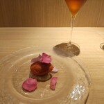 RISTORANTE IL NODO - 木苺のジェラート、緑米ソースと薔薇＋冷ほうじ茶