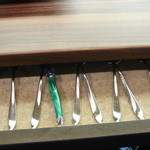 センプリチェ - 机の引き出しの中にカトラリーが