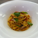 鯵、セミドライトマト、セミドライパプリカのタリオリーニ　バジルの香り