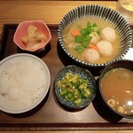 Donabe Dakigohan Nakayoshi - 鶏つくねとレタスのスープ炊き定食