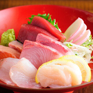 最新鲜的海鲜寿司和生鱼片就在您的眼前。