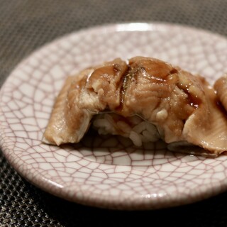 コース仕立ての割烹会席料理でお愉しみいただいております