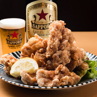 The famous “Karaage Mountain” is very popular! A selection of great items that go well with alcohol