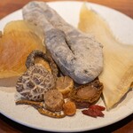 ShinoiS - 2023.5 佛跳牆に使用した乾貨（ナマコ、フカヒレ、ニベの浮き袋、天白椎茸、貝柱、アワビ、クコの実、ロンガン、冬虫夏草）