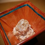 日本料理FUJI - 目の前で胡麻を煎るところから始まる白和え。香りが刻々と強くなっていく。和えてあるのは桃です。長田の桃は大好きすぎる。今年はたくさん食べる!!