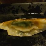 餃子バル - シソ焼き餃子はシソが透けて見えます