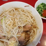 ラーメン二郎 - ラーメン半分＋ニンニク少し＋青ネギ