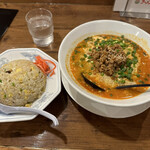 ラーメン大学 - 玉子坦々麺と半チャーハン