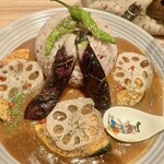 Cafe&Arts Keyaki No Mori - 〈フライドベジタブルカレー〉おなす、れんこん、かぼちゃ、ししとうの素揚げがのっかったカレー。雑穀ご飯も食べやすいですミャ