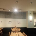 Cafe&Arts Keyaki No Mori - テーブル席と絵画
