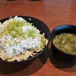 伊豆高原ビール - 釜揚げしらすと茎わさび丼　あおさの味噌汁に差し替え