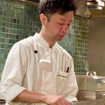 魚China YO - 黙々と調理される矢野シェフは
                                リッツカールトンホテルの『中華料理　香桃』ご出身
                                休む間もなく、次々と注文メニューを調理中