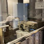 らぅめん考房 ありがた屋 - 製麺機が店内にある