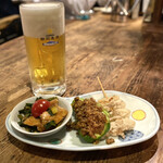 Tori Fuji - ・生ビール、お通し、生ピーマンの肉詰め、薬研軟骨串