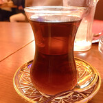 DENIZ TURKISH CAFE & BAR - ちょっと薄めにしてもらった紅茶　Açık çay 