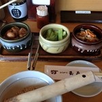 Tonkatsu Tamafuji - 壺で提供される漬物類