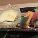 帰燕 - トウモロコシのすり流し、厚焼玉子、ローストビーフのフォアグラ巻。