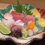 帰燕 - 中トロ、淡路の鯛、四国のアオリイカ、黄味酢がのった富山の白エビ。