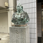 ちゃんこ千代の富士 - 迫力の千代の富士像がお出迎え