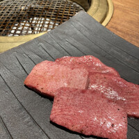 和牛とタン 焼肉 とみ 新橋本店 - タン2種
