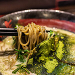 ラーメン 田中九商店 - つたないですがリフト。宇治抹茶が練り込まれているようです。