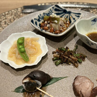 中国菜 ARATA - 前菜盛り合わせ（冠地鶏のよだれ鶏・蒸し茄子・クリームチーズの紹興酒漬け・ラムのチャーシュー・黒バイ貝・くらげ・蓮根いんげん）
                最近ありがちな、食べ始めてから慌てて写真撮るシリーズ(^^)
