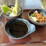 Shoufukuan - 左：季節の天ぷら¥490 鶏の軟骨揚げ¥490