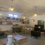 14-54 ピッツェリア - 十和田市現代美術館の蔵書が自由に閲覧できるライブラリースペース併設