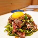 喰間 - 和牛赤身のタタキとピーマンのユッケ