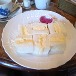 カフェ・ル・プティ・ニ・トロワ - ふわふわたまごサンド