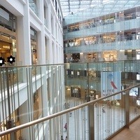 過門香 KITTE丸の内店 - 三角形の面白いビルですね。ビル名は「KITTE」。元の局長室も展示開放されています