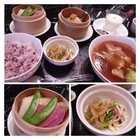 過門香 KITTE丸の内店 - 「フカヒレ姿煮セット（3000円）を。「フカヒレの姿煮」「蟹小ロン包」「蒸し野菜」「ザーサイ」｢杏仁豆腐」、ご飯はお粥かご飯かを選べますので「ご飯」を。