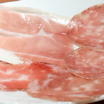 commedia - 生ハムとサラミの盛り合わせ