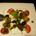 カメリア - プチモッツァレラチーズ、トマト、オリーブ