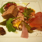 カメリア - 生ハムとパテドカンパーニュ ピクルス添え