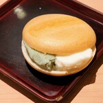 匠 進吾 - 甘味はアイスクリーム、塩＆ヨモギのハーフ＆ハーフもなか